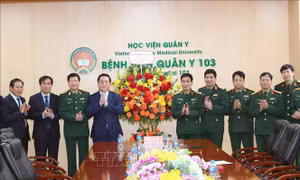 Trưởng Ban Tuyên giáo Trung ương thăm và chúc mừng Bệnh viện Quân y 103