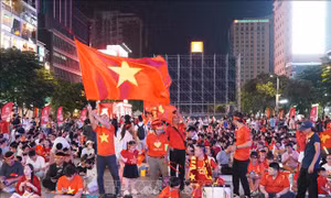 Bầu không khí sôi động tại phố đi bộ Nguyễn Huệ cổ vũ đội tuyển Việt Nam