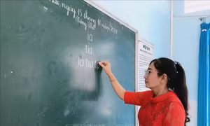Miệt mài gắn bó với học sinh xã đảo