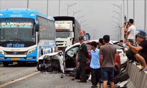 Tai nạn giao thông liên hoàn, Quốc lộ 1A qua Quảng Bình ách tắc nhiều giờ