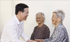 Chủ tịch nước thăm, động viên tặng quà gia đình chính sách tại huyện Hồng Ngự