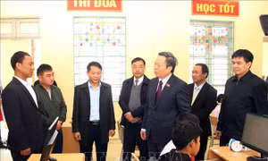 Lai Châu: Phó Chủ tịch Quốc hội Phùng Quốc Hiển thăm, tặng quà tại xã Thu Lũm
