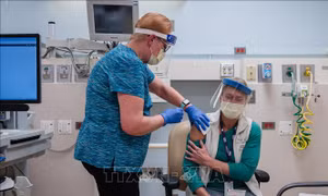 Mỹ cam kết người di cư bất hợp pháp cũng được tiếp cận vaccine 