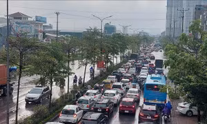 Hà Nội khôi phục giao thông trên một số tuyến đường bị ngập úng