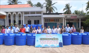 Tặng bồn nước cho người dân vùng hạn mặn Bến Tre