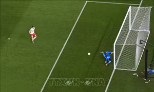 Các đồng đội động viên Robert Lewandowski sau cú sút hỏng penalty