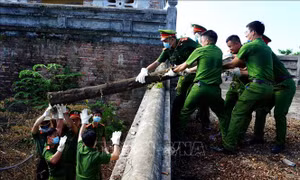 Thu dọn vệ sinh hoàn trả lại hiện trạng cho di tích tại khu vực Thượng Thành (Huế)