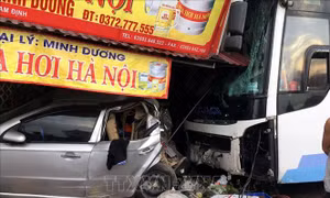 Xe khách tông xe đạp điện rồi lao vào nhà dân làm 4 người thương vong