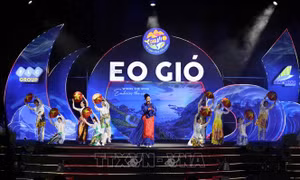 Hàng nghìn người tham dự đại nhạc hội 'Eo Gió - Vũ điệu biển xanh'
