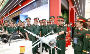Đại tướng Phan Văn Giang kiểm tra khu trưng bày của Quân đội tại Triển lãm thành tựu đất nước