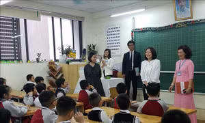 Phu nhân Bộ trưởng Ngoại giao Nhật Bản thăm trường Tiểu học Chu Văn An (Hà Nội)