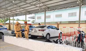 Phát hiện ô tô chở 6.500 bao thuốc lá nghi nhập lậu