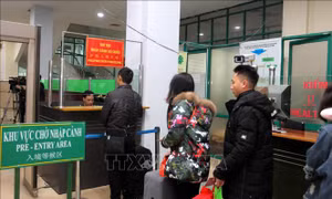 Tấp nập hoạt động xuất nhập khẩu hàng hóa tại cửa khẩu quốc tế Lào Cai