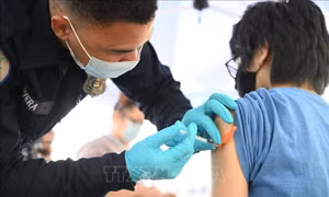 Nghiên cứu đầu tiên cho thấy miễn dịch giảm sau mũi vaccine tăng cường ngừa COVID-19