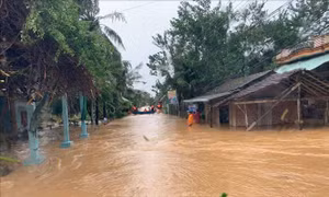 Lũ lớn tại Bình Định, hơn 16.500 căn nhà bị ngập, giao thông chia cắt