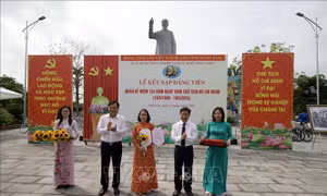 Lễ kết nạp đảng viên mới tại di tích tượng đài Bác Hồ ở Hải Dương