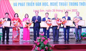 Phát triển văn học, nghệ thuật đậm đà bản sắc văn hóa