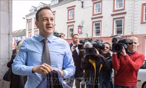 Thủ tướng Ireland trở lại làm bác sĩ để hỗ trợ ứng phó dịch COVID-19