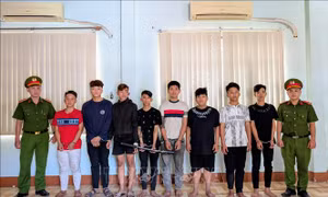 Khởi tố, bắt tạm giam nhóm thanh thiếu niên mang hung khí chặn đường cướp tài sản