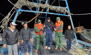 Đồn Biên phòng Cát Bà kịp thời hỗ trợ thuyền viên bị nạn trong đêm