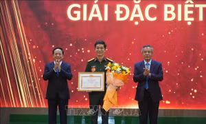 Trưởng Ban Tuyên giáo Trung ương trao giải cho các Báo cáo viên, tuyên truyền viên giỏi năm 2026