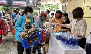 Cùng người lao động tái thiết cuộc sống sau bão lũ