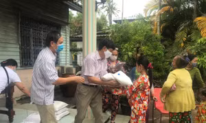 Những món quà nghĩa tình Kiên Giang gửi tới bà con người Campuchia gốc Việt