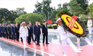 Lãnh đạo Đảng, Nhà nước dâng hương tưởng niệm các Anh hùng liệt sĩ và vào Lăng viếng Chủ tịch Hồ Chí Minh