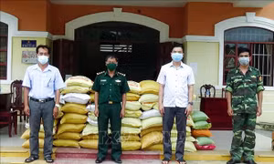 Bộ đội Biên phòng tỉnh Sóc Trăng tặng gạo, quà cho người nghèo trong các khu phong tỏa