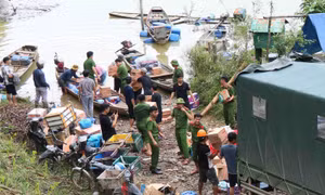Lực lượng vũ trang Đà Nẵng vận chuyển lương thực tiếp tế cho các hộ dân bị cô lập