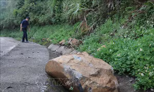 Tiềm ẩn nguy cơ gây nguy hiểm do đá rơi trên cung đường Đặng Thùy Trâm - Bùi Hui