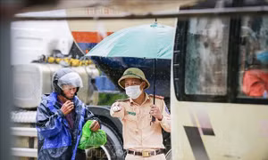 Nỗ lực hỗ trợ người dân từ các tỉnh phía Nam về quê trong thời điểm mưa gió