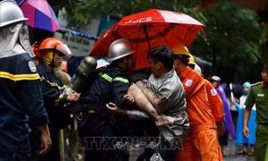 Cứu 3 người trong vụ cháy tại phố Núi Trúc, Hà Nội