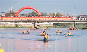 Sôi động, người dân cổ vũ đua ghe