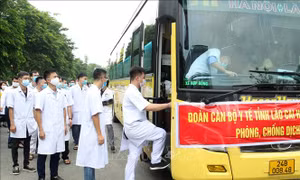 Đoàn y, bác sỹ Lào Cai lên đường hỗ trợ Bắc Giang chống dịch COVID-19