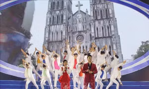 Rực rỡ Không gian 'Sắc màu Việt Nam' và Lễ hội 'Dạo chơi nước Pháp'