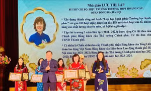Tôn vinh những 'bông hoa tươi thắm' trong phong trào thi đua