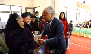 Phó Chủ tịch Thường trực Quốc hội Đỗ Văn Chiến tặng quà Tết cho người dân khó khăn ở Tuyên Quang