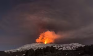 Núi lửa Etna trên đảo Sicily 'thức giấc', sân bay Catania buộc phải đóng cửa 