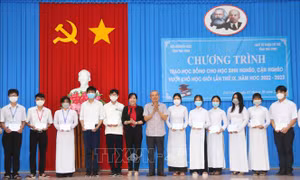 Trao học bổng cho học sinh, sinh viên nghèo hiếu học ở Trà Vinh