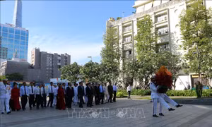 TP Hồ Chí Minh dâng hương tưởng niệm Chủ tịch Hồ Chí Minh