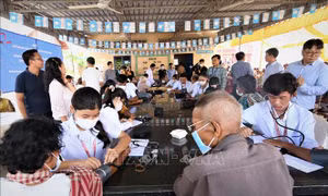 Y bác sĩ thiện nguyện Việt Nam khám bệnh, cấp thuốc miễn phí cho người dân Campuchia