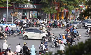 Nhiều tuyến phố Hà Nội vẫn đông người vào đầu giờ sáng