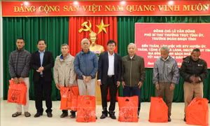Tặng quà Tết cho các gia đình khó khăn, đồng bào nghèo