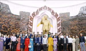Cộng đồng người Việt tại Lào dâng hoa tưởng niệm Chủ tịch Kaysone Phomvihane