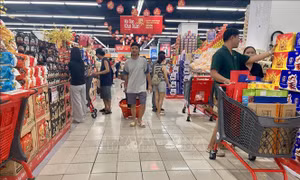 Thị trường ngày mùng 2 Tết: Hàng hóa dần sôi động, giá cả ổn định