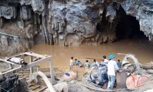  Đưa thêm 4 máy xúc vào hang Cột Cờ tìm kiếm 2 phu vàng mắc kẹt