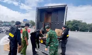 Tạm giữ số lượng lớn khẩu trang y tế và loa máy không rõ nguồn gốc