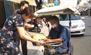 Hỗ trợ người bán vé số vơi đi khó khăn do ảnh hưởng của dịch COVID-19