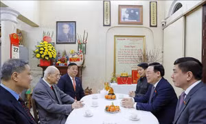 Chủ tịch Quốc hội Vương Đình Huệ thăm, chúc Tết gia đình các đồng chí cố Chủ tịch Quốc hội